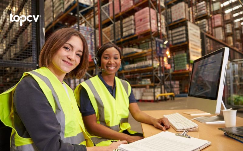 Nhân viên chứng từ là một trong những việc làm phù hợp với bạn nữ đam mê Logistics